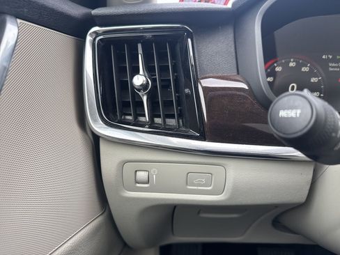 Used 2017 Volvo S90 T6 Momentum w/ Vision Package image 24