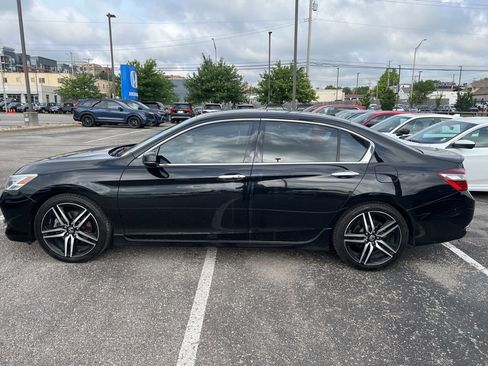 Used 2017 Honda Accord Touring image 8