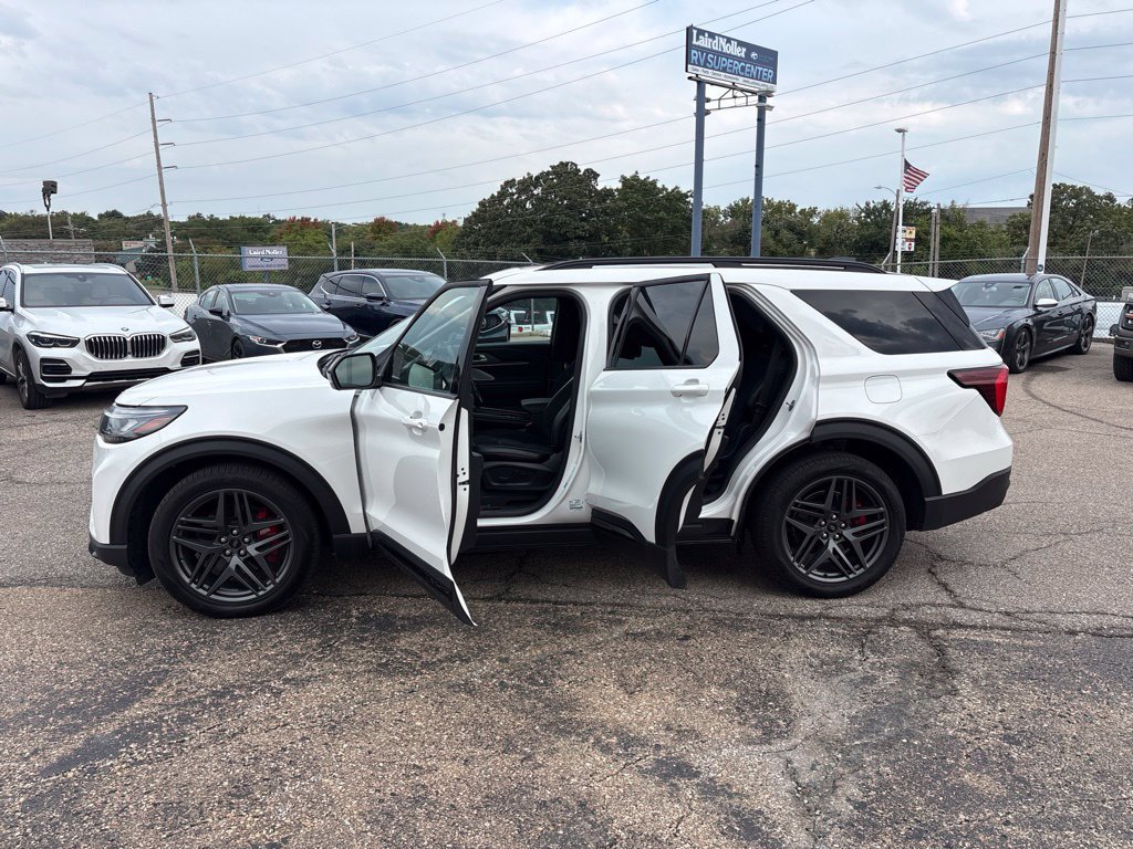 Used 2025 Ford Explorer ST AWD/4WD image 4