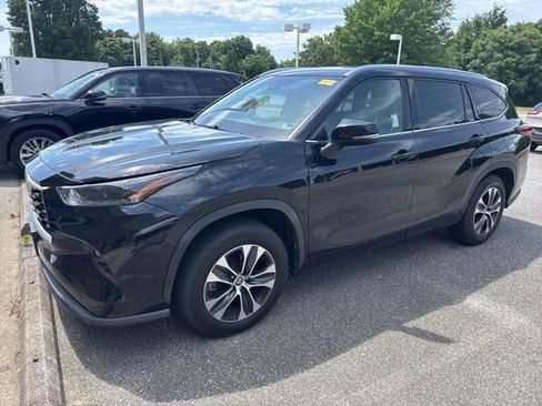 Used 2021 Toyota Highlander XLE FWD image 1
