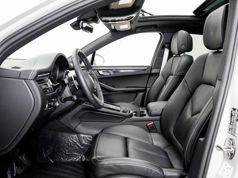 Used 2025 Porsche Macan image 6
