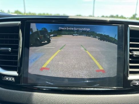 Used 2025 Chrysler Pacifica Select FWD image 15