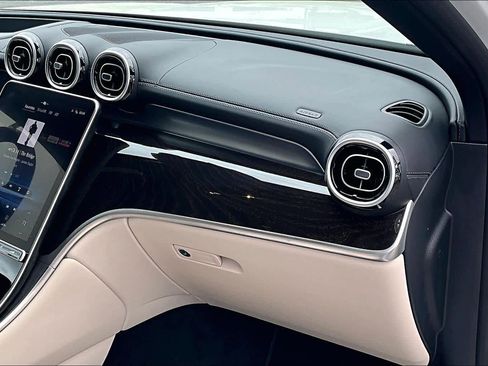 Used 2024 Mercedes-Benz GLC 300 4MATIC image 19