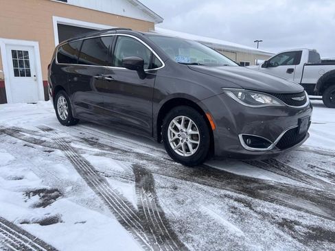 Used 2017 Chrysler Pacifica Touring Plus FWD image 3