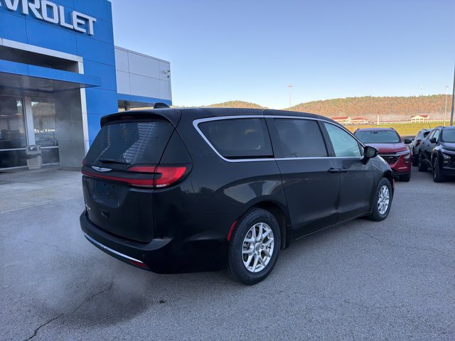 Used 2024 Chrysler Pacifica Touring-L FWD image 4