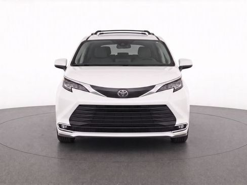 Used 2025 Toyota Sienna XLE w/ XLE Plus Package AWD/4WD image 5