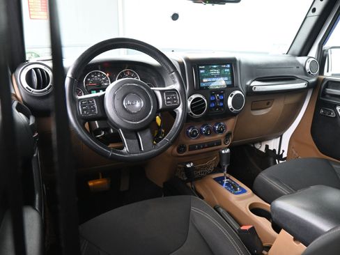 Used 2016 Jeep Wrangler Unlimited Sahara w/ Connectivity Group image 18