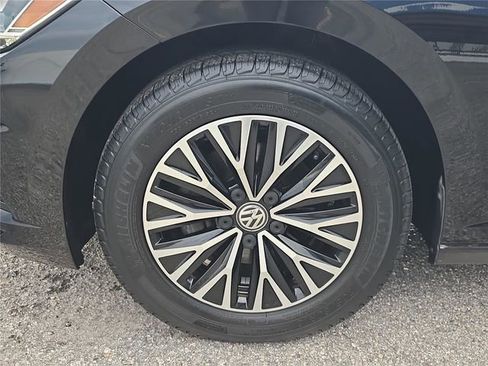 Used 2019 Volkswagen Jetta SE w/ Cold Weather Package FWD image 24