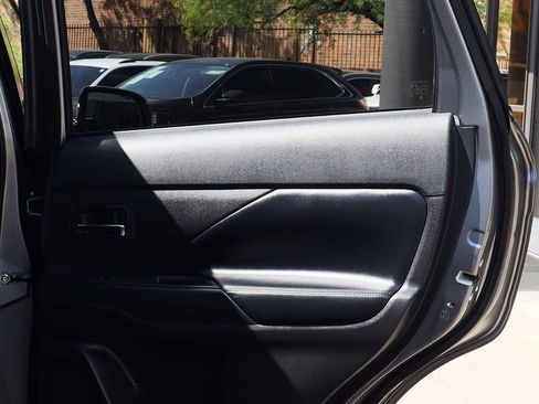 Used 2020 Mitsubishi Outlander SE image 27