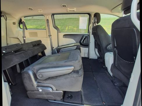 Used 2016 Dodge Grand Caravan SXT FWD image 13