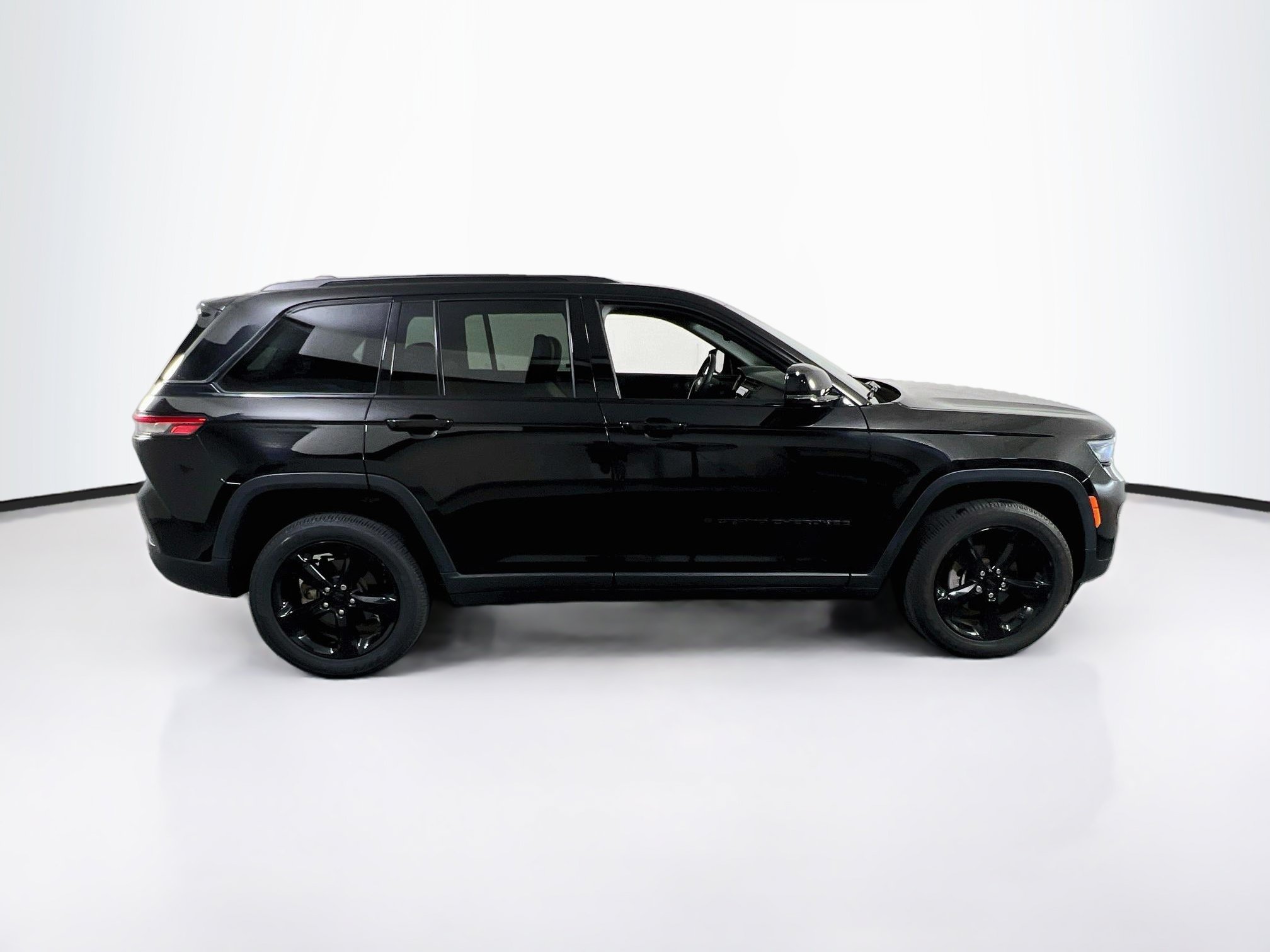 Used 2023 Jeep Grand Cherokee Altitude AWD/4WD image 4