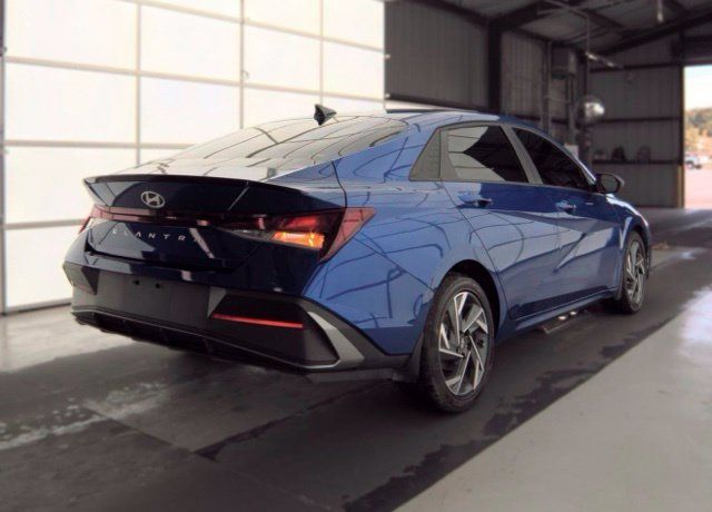 Used 2025 Hyundai Elantra Sport FWD image 3