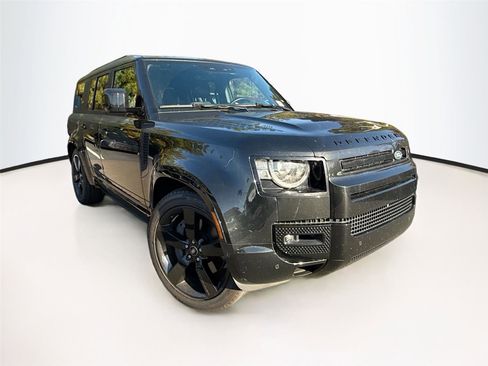 Used 2024 Land Rover Defender 130 X-Dynamic SE image 4