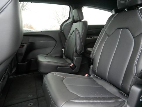 New 2026 Chrysler Pacifica Select image 11