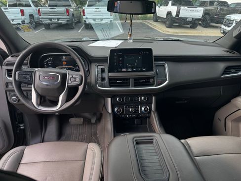 Used 2023 GMC Yukon XL SLT w/ SLT Premium Package AWD/4WD image 4