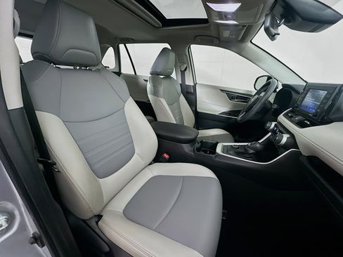 Used 2022 Toyota RAV4 XLE Premium image 31