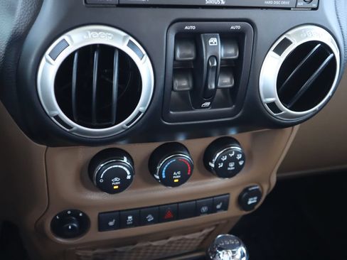 Used 2016 Jeep Wrangler Unlimited Sahara w/ Max Tow Package AWD/4WD image 17