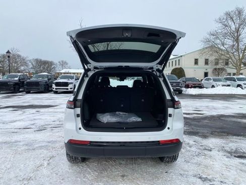 New 2025 Jeep Grand Cherokee Limited image 9