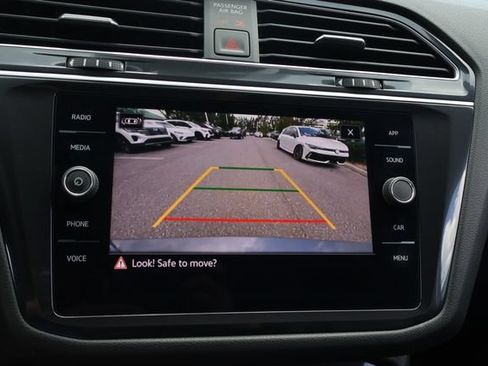 Certified 2024 Volkswagen Tiguan SE FWD image 24