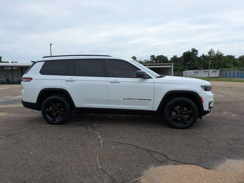 Used 2023 Jeep Grand Cherokee L Limited w/ Luxury Tech Group II AWD/4WD image 3