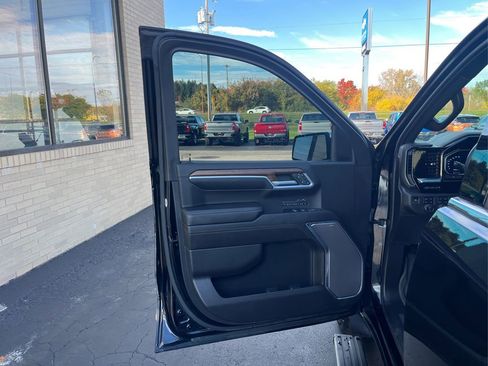Used 2022 Chevrolet Silverado 1500 High Country w/ Technology Package image 19