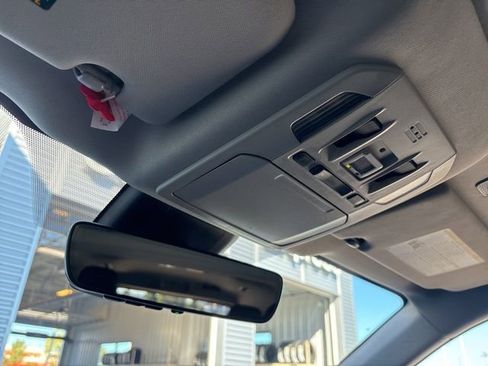 Used 2023 Toyota Highlander Limited image 19