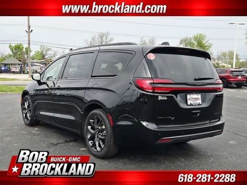 Used 2025 Chrysler Pacifica Limited FWD image 5
