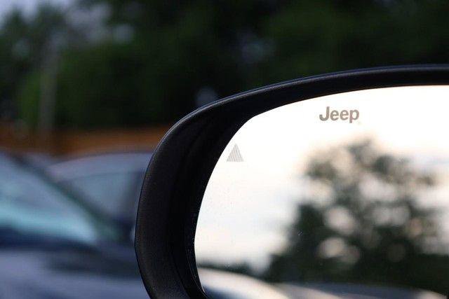Used 2025 Jeep Compass Trailhawk AWD/4WD image 19