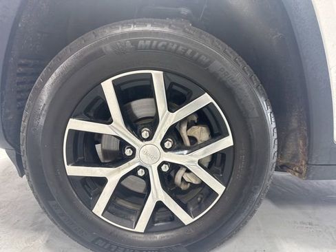 Used 2024 Jeep Grand Cherokee Limited image 11