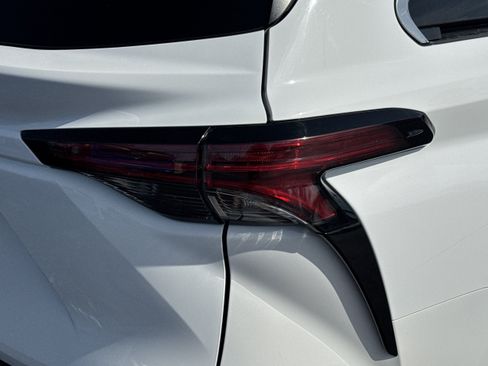Used 2024 Toyota Sienna XSE FWD image 10
