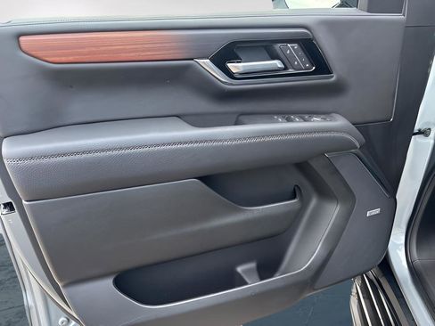 Used 2025 GMC Yukon XL Denali image 16