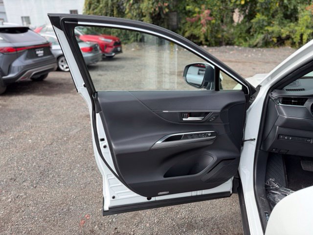 Used 2024 Toyota Venza XLE AWD/4WD image 14