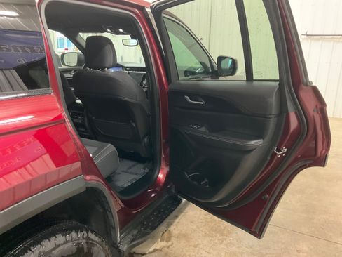 Used 2024 Jeep Grand Cherokee Laredo AWD/4WD image 23