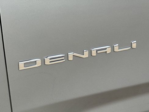 Used 2025 GMC Yukon Denali image 10