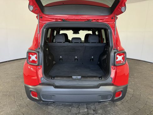 Used 2022 Jeep Renegade Altitude AWD/4WD image 7