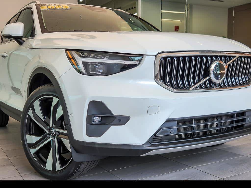 Used 2023 Volvo XC40 B5 Ultimate w/ Protection Package Premier AWD/4WD image 2