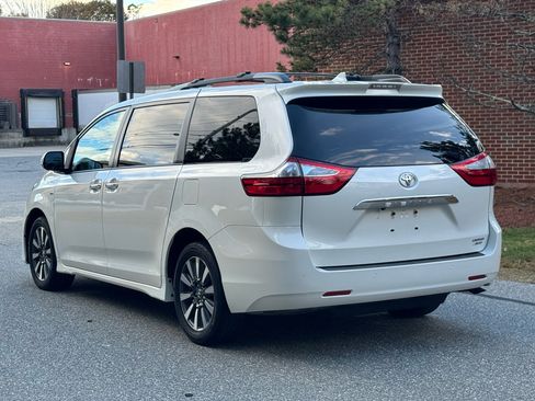 Used 2019 Toyota Sienna Limited Premium image 4