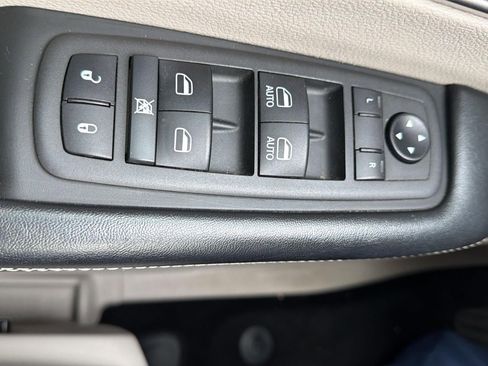 Used 2021 Chrysler Pacifica Touring-L FWD image 16