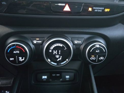 Used 2024 Hyundai Venue SEL image 23