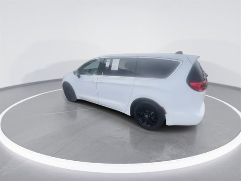 Used 2024 Chrysler Pacifica Touring-L image 6