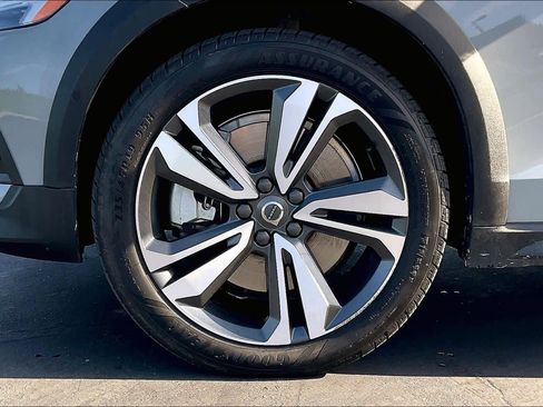 Used 2024 Volvo V60 B5 Cross Country Plus image 12