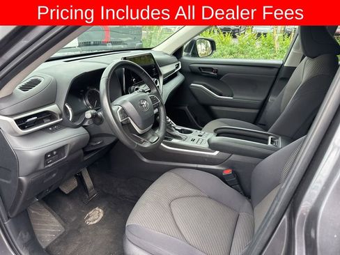 Used 2024 Toyota Highlander LE AWD/4WD image 10