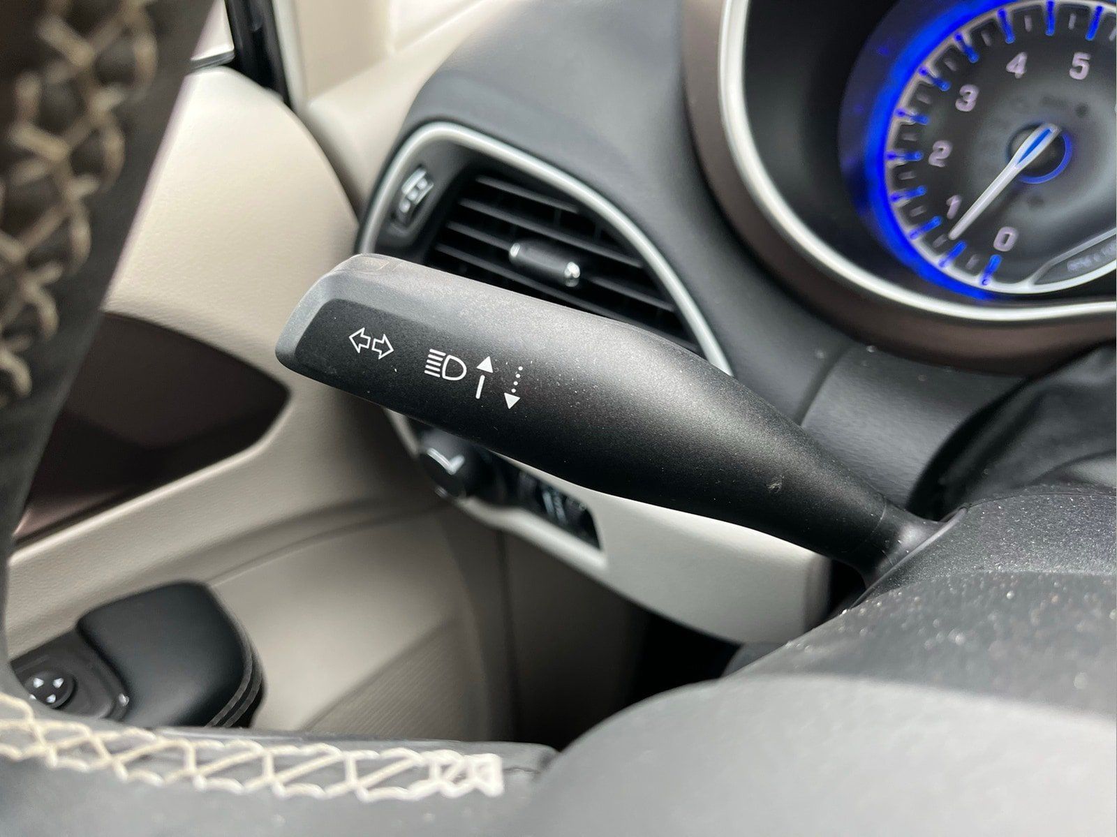 Used 2023 Chrysler Voyager LX FWD image 15