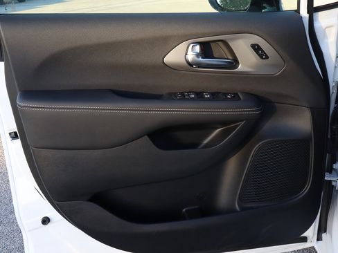 New 2026 Chrysler Pacifica Select image 9