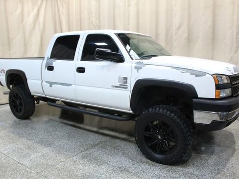 Used 2006 Chevrolet Silverado 2500 W/T w/ Heavy-Duty Power Package image 2