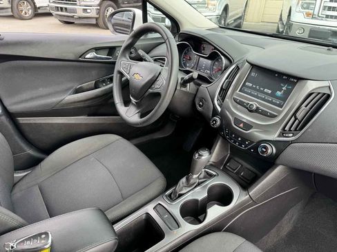 Used 2017 Chevrolet Cruze LT w/ Convenience Package image 15