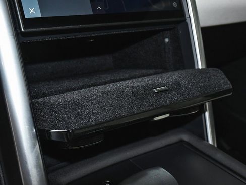 Used 2025 Land Rover Discovery S image 44