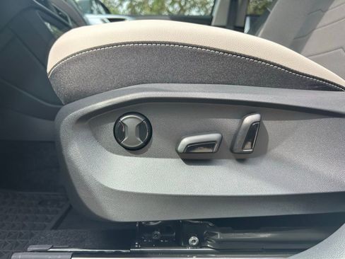 New 2025 Volkswagen Taos SE w/ Panoramic Sunroof Package image 49