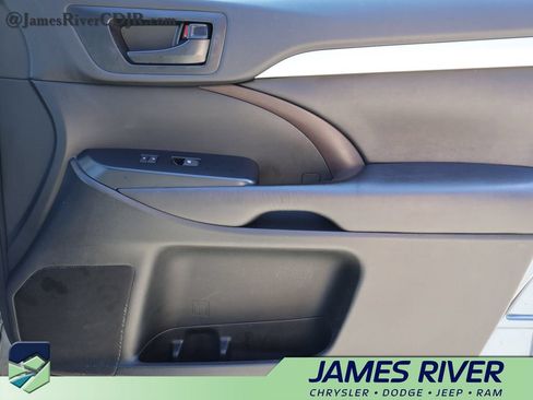 Used 2019 Toyota Highlander Plus AWD/4WD image 8