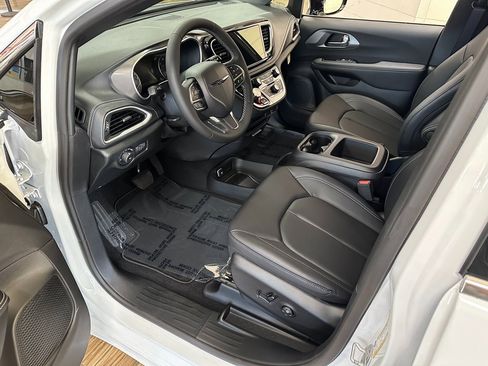New 2026 Chrysler Pacifica Select image 9